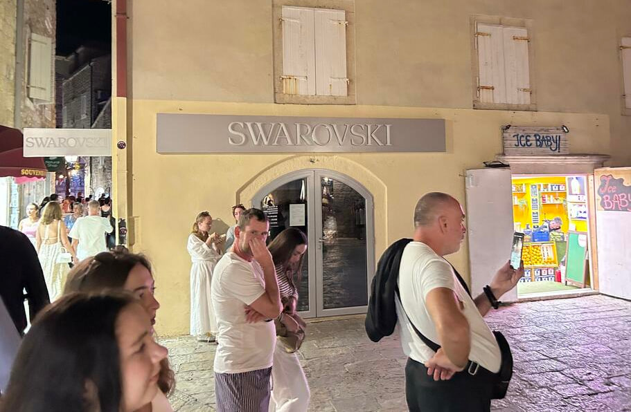 Рекламная вывеска компании Swarovski в Старом городе Будвы