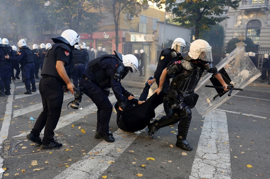 Полиция задерживает протестующего в Тиране
